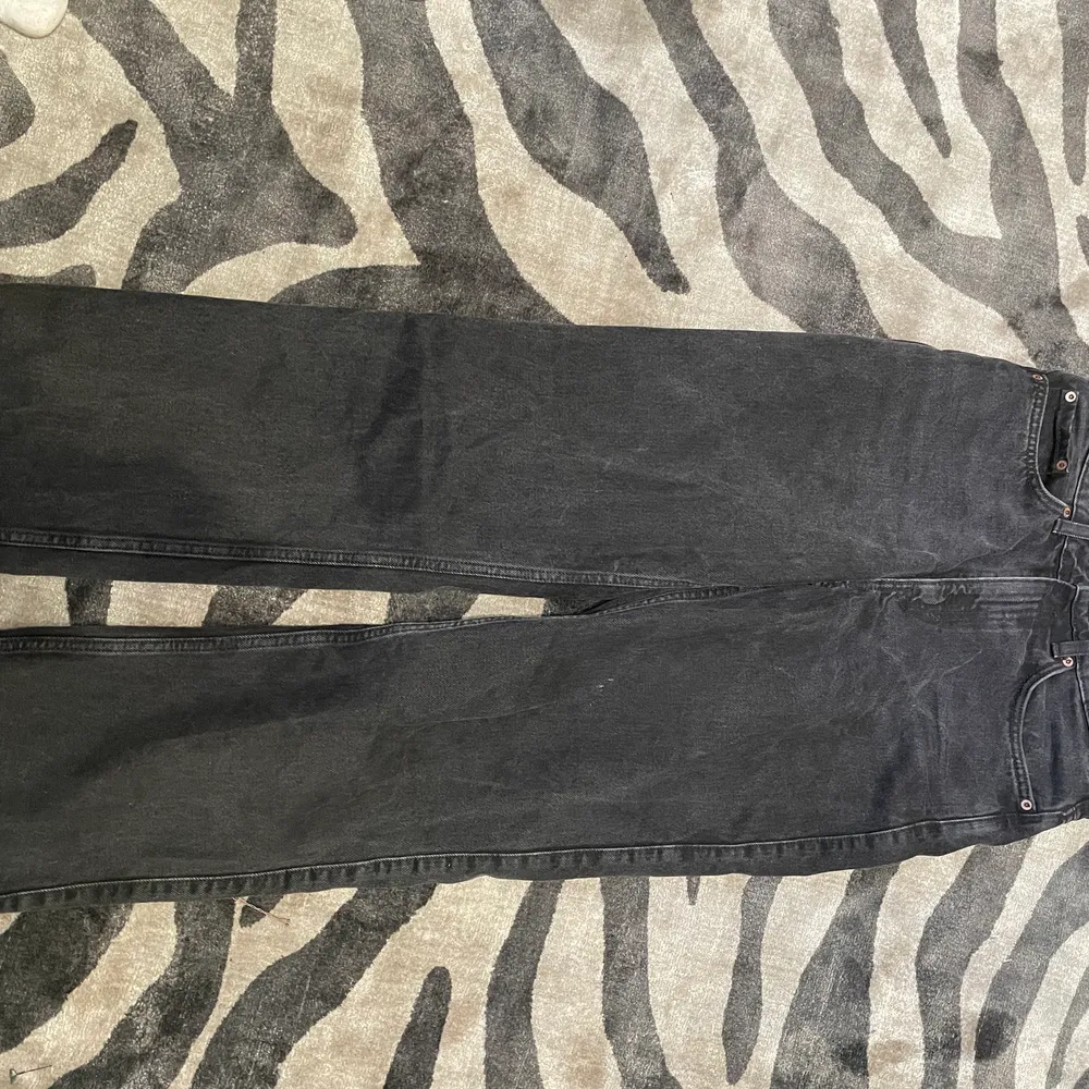 Svarta middle waist jeans från weekday! Storlek 29/30💓 . Jeans & Byxor.
