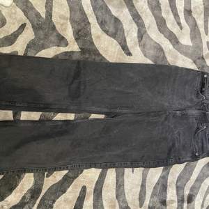 Svarta middle waist jeans från weekday! Storlek 29/30💓 