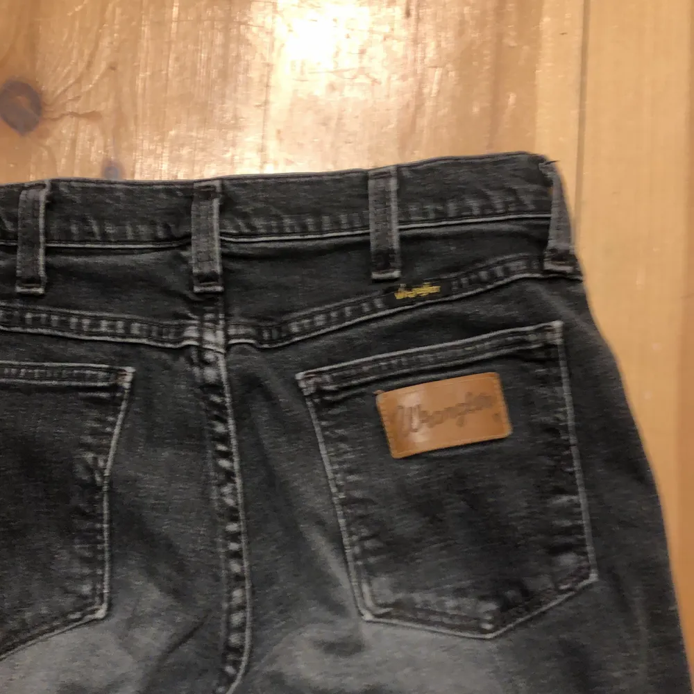 svart/grå bootcut jeans från wrangler!! ascoola men är tyvärr för små för mig 😕 . Jeans & Byxor.