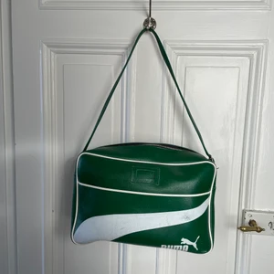 Cool 70-tals väska, Puma Original - Supersnygg vintageväska från Puma⭐️ Perfekt till träningen eller skolan!                                                Bredd: 38 cm                                                                Djup: 13 cm                                                                   Höjd: 25 cm