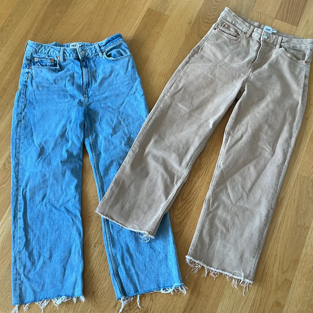 Exakt likadana jeans fast ett par är ljusbruna och olika storlekar. Ljusbruna- M, vanliga- L men båda passar nån storlek upp och ner skulle jag tro. Man måste inte köpa båda :D köparen står för frakt . Jeans & Byxor.