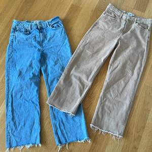 Exakt likadana jeans fast ett par är ljusbruna och olika storlekar. Ljusbruna- M, vanliga- L men båda passar nån storlek upp och ner skulle jag tro. Man måste inte köpa båda :D köparen står för frakt 