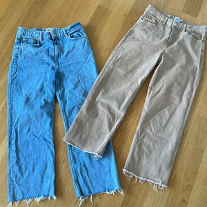 2 par jeans  - Exakt likadana jeans fast ett par är ljusbruna och olika storlekar. Ljusbruna- M, vanliga- L men båda passar nån storlek upp och ner skulle jag tro. Man måste inte köpa båda :D köparen står för frakt 