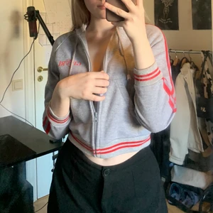 Fin zip up <3 - En fin zip up tröja ❤️ Använd ett par gånger men fortfarande fin. Köparen står för frakten ❤️