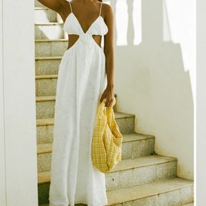 Sabo skirt klänning - Säljer min ursnygga klänning från Sabo Skirt! Helt oanvänd med lappar kvar. Storlek M. Helt slutsåld. Nypris ca 1300k+tull! Köpare står för frakt. Lånade bilder från SABOs hemsida. Buda endast om du är helt säker på att du kan betala priset du budar!!🤍 direktpris 700kr