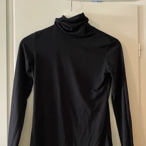 Polotröja från Bik Bok - En svart polo från Bik Bok, inget fel med den utan har blivit alldeles för liten och tajt för mig.