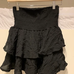 Svart volangkjol - ‼️KANSKE STARTAR EN BUDGIVNING EFTERSOM FLERA ÄR INTRESSERADE‼️ KÖP DIREKT: 100 kr💗en superfin svart volangkjol från shein! går också att ha som en topp om man vill😻👌🏼strl XS men passar nog även S då den är i stretchigt material💕 frakt tillkommer på 52 kr! Frakten ingår inte i priset🤩