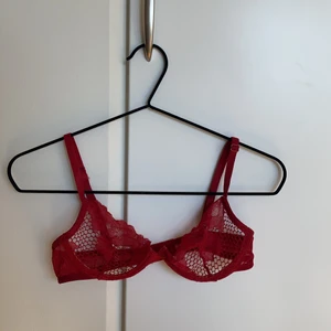 Röd spets bh med bygel  - Fin röd spets bh i 70A, nytvättad vid leverans 