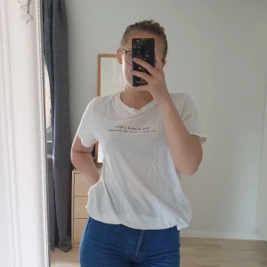 Vit t-shirt med tryck - Fint skick