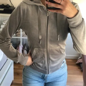 Zip hoodie  - Säljer min Gina tricot ziphoodie i sammet🌸