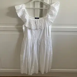 Ralph Lauren polo klänning i storlek 14 år. Perfekt vit sommarklänning med fickor. Säljs för 550 kr + (frakt) 🌷🌸🌼💕