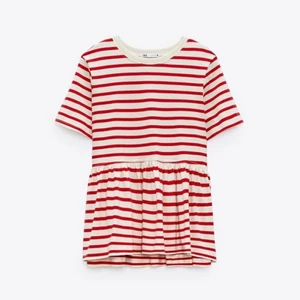 Tröja med volang zara🤩🔥 - Säljer denna jätte snygga och poppis tröjan🤩 säljer pga att den inte kommit till andvändning. Jätte bra skick och skriv för flera bilder (kan också diskutera frakt och pris)❤️🔥