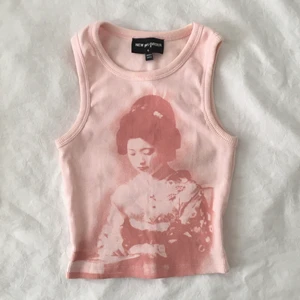 Linne med tryck - Jättefint linne med tryck på, har bara använt ett fåtal gånger så den är i bra skick :) Säljer pga att den inte kommer till användning, buda privat, högsta budet nu ligger på 275!