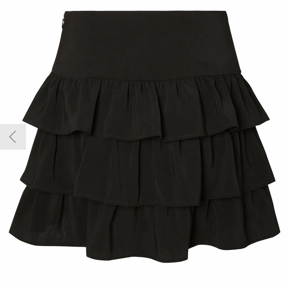 Jätte snygg svart volang kjol. Det är tre volanger och sitter jätte snyggt. Den är knappt andvänd💕💕. Kjolar.