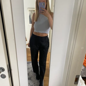 Lågmidjade kostymbyxor - Säljer mina fina kostymbyxor från Junkyard för att de är förstora för mig🤍Använda fåtal gånger