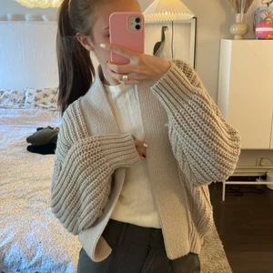 Kofta - Super fin beige stickad kofta från hm. Fint skick! 💖