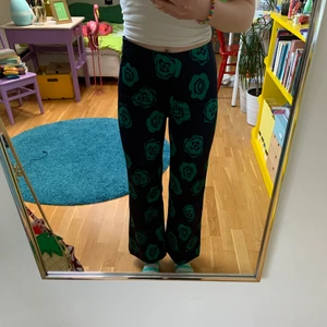 Blommiga byxor - Fina, unika byxor från hm, köpta på sellpy men lite små för mig tyvärr :(