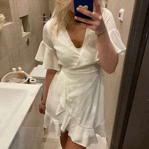STUDENTKLÄNNING - Säljer denna vita klänning då den blivit snäppet för lite! Perfekt som studentklänning eller bara till sommarens olika festligheter! 🤍 Skriv privat för fler bilder vid intresse! Är fler intresserade startar jag budgivning🤍