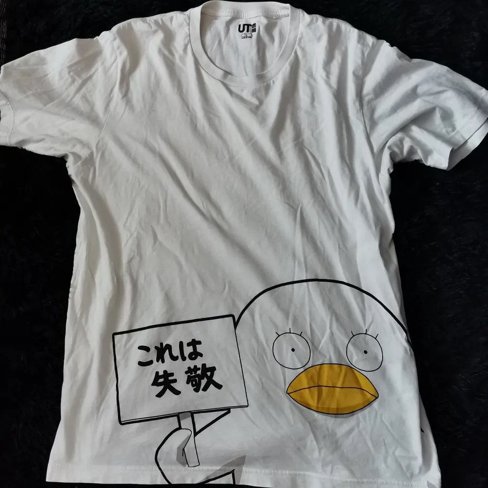 Säljer denna söta Gintama t-shirten då jag har alldeles för många t-shirts, speciellt anime t-shirts. ☁️ Har använt många gånger men den är fortfarande i bra skick. Köpt på UNIQLO för kanske 2 år sedan för ca. 199kr. ☁️ På tröjan står det 
