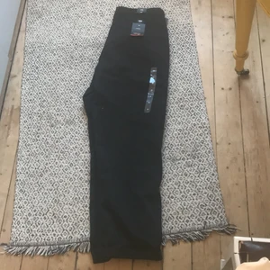 Vans byxor nya! - Helt nya, passar inte mig i längden!