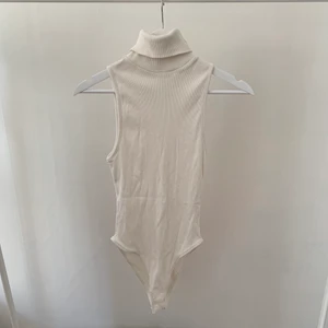 Bodysuit Zara  - Bodysuit från Zara, storlek L. Säljer för 100kr 🤍