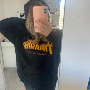 Svart hoodie - Säljer denna svarta thrasher hoodien som är ganska använd! Köparen står för frakten❤️ PRIS KAN DISKUTERAS!