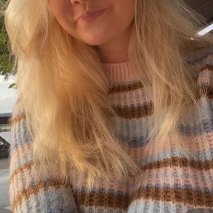 Stickad tröja mango  - Superfin stickad tröja ifrån mango! Jättemjuk och sticks inte, storlek S! 💕💙