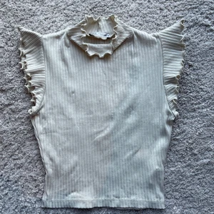 ❗️Beige volangtopp från Zara❗️ - 💕Säljer denna beiga volangtoppen från Zara då den inte används länge. Toppen är i storlek S och gjord av fint polyamid material. Passar perfekt till allt💕