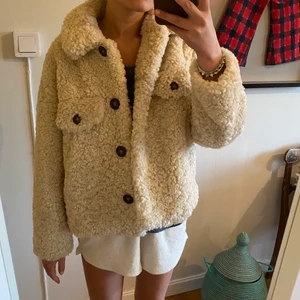 Teddyjacka  - Så mysig och fin teddyjacka, knappt använd. 