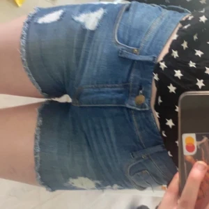 Short från H&M, storlek 38 - Säljer dessa jätte fina shorts nu inför sommaren då jag inte tycker dom passar på mig riktigt. Säljer dom för 50kr och vi kan mötas upp i Munkedal, Uddevalla annars står köparen för frakten.💛