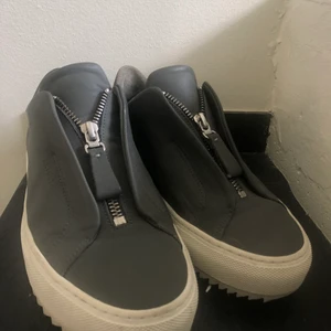 Axel Arigato skor - Säljer mina älskade Axel Arigato skor i grå då dem tyvärr inte kommer till användning längre. Skorna är i bra skick men har några små ”skavmärken” längst sidan, men inget som syns tydligt. Skorna är använda ett fåtal gånger💕tveka inte att höra av dig om du är sugen☺️