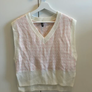 Stickad väst - Säljer på grund av att den aldrig kommer till användning längre. I fint skick!