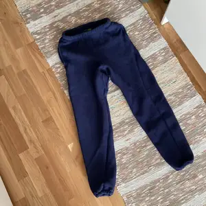 Mörkblå sweatpants köpta för ett år sen. Aningen urtvättade men inget som syns på färgen.