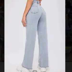 Jag säljer dessa jättefina jeans från SHEIN. Jag säljer de för jag köpte i för liten storlek och orkade inte byta tillbaka, ord. pris är 259kr men jag säljer de för 180kr + frakt.