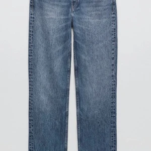 Zara jeans - Ett par zara jeans i modellen mid rise straight som är i bra skick. Säljer pga att jag inte gillar dom längre.