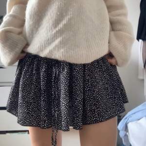 Jätte söt kjol som köptes förra sommaren💖 säljer pga att den inte kommer till användning🎀 kontakta privat för fler bilder🌸 