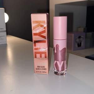 Kylie Highgloss i färgen 323 Daddy’s Girl, nypris: 175kr, (kan betala frakt vid snabb affär)