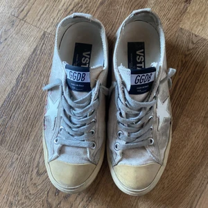 Golden goose sneakers storlek 38 - Golden goose sneakers! Skorna är inte så slitna av min användning, utöver skosnörena är de slitage som ni ser på bilderna de som tillkommer när man köper skon. 