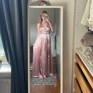 Balklänning - En jättefin balklänning som är typ en skimrande smutsrosa. Verkligen jättefin och skön💗 