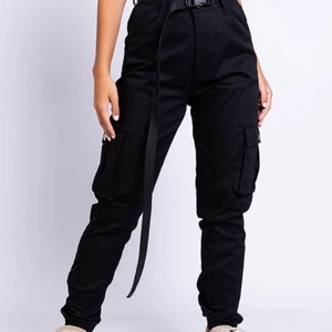 Cargobyxor - Säljer ett par helt oanvända cargobyxor från madlady, nyskick, 100kr+frakt nypris 499kr