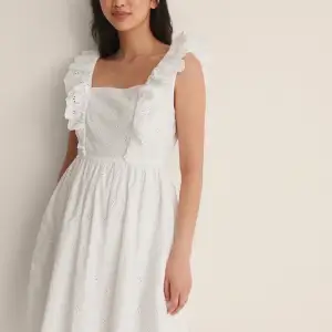 Säljer denna fina vita klänning från NA-KD med delar av öppen rygg. Köpte som ett alternativ till studentklänning men hittat en annan. Passar perfekt till student eller konfirmations klänning. Helt oanvänd med prislappar kvar!! Säljer för 200kr ex f