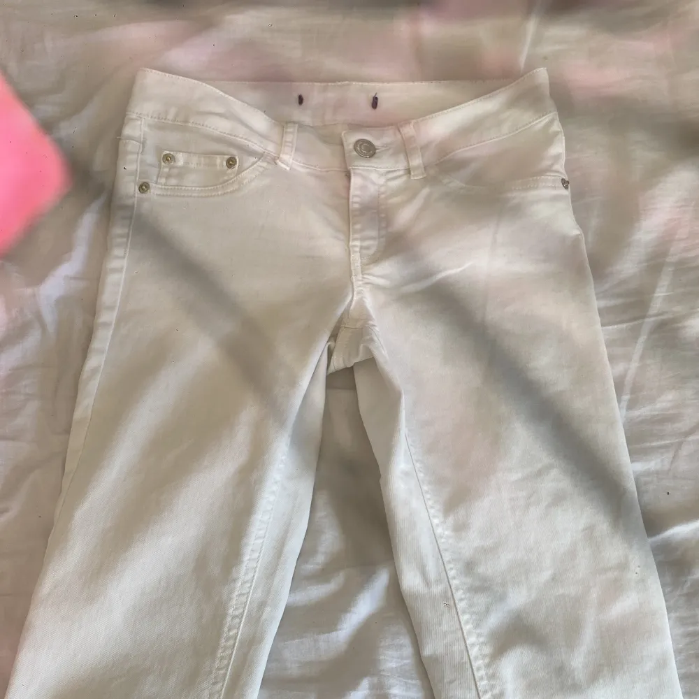 Ganska Low waisted vita jeans med silver. Ganska tunna.👖💗. Jeans & Byxor.
