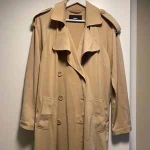 Trenchcoat - Super skön trenchcoat i mjukt material. Bandet i midjan saknas annars inga konstigheter. Storlek Xs från bikbok.