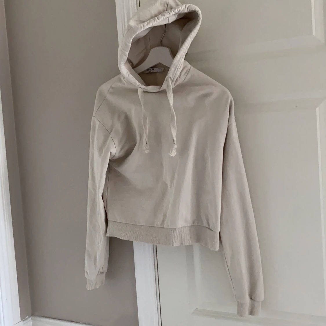En ljusbeige hoodie från NA-KD, strl XS - 90