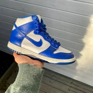 DUNK KENTUCKY 1999 - INTRESSEKOLL på dessa otroliga nike dunk high ”kentucky” från 1999 (!) i grymt skick för sin ålder! Inga större flaws, en otrolig sko helt enkelt! Så fräsch färg, perfekta nu till sommaren. Omöjliga att få tag i idag! Säljer endast för rätt pris, men kom gärna med bud! Skriv för frågor eller fler bilder!💙💙