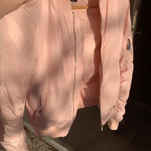 Bomberjacka strl XS - Rosa bomberjacka strl XS/S. 100 kr + frakt eller hämtas i Borås. Tvättar innan :) 
