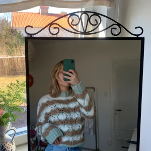 Zara Stickad - Säljer denna super söta stickade tröjan från zara då den inte kommit till användning!