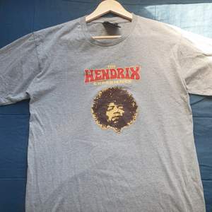 En Vintage Jimi Hendrix T-shirt. På tröjan står det att storleken är L, men passar mer som M. Pris; 350