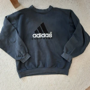Vintage addidas tröja - Detta är en intressekol! Tröjan är köpt secondhand men ser ut som att den är äkta addidas. Den är nästan i helt perfekt skick (kolla bild på bild nummer 3 för liten slitning i text). Den kommer att tvättas innan den skickas! ☺ Ifall flera är intresserade blir det nog budgivning. Skriv vid frågor eller om ni vill ha mera bilder :)
