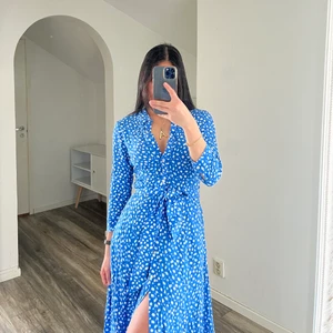 Zara klänning S - Marilyn dress💙 Blå maxiklänning från zara i storlek S,väldigt lång i modellen och släpar precis ner till marken på mig som är 158 så passar perfekt på nån som är 5-10 cm längre än mig! Klänningen är i fint skick utan revor eller andra slitage. Det enda att anmärka på är att ena ”öglan” till midjesnöret på höger sida av klänningen inte finns (antaligen felproduktion), dock påverkar det varken kvalité, användning eller passform! Frakt tillkommer på 66kr spårbart. Ej såld förens betalning är inne💙